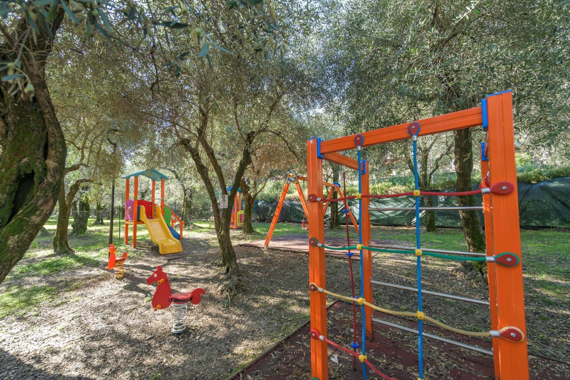 Camping Park Garda リモーネ・スル・ガルダ エクステリア 写真