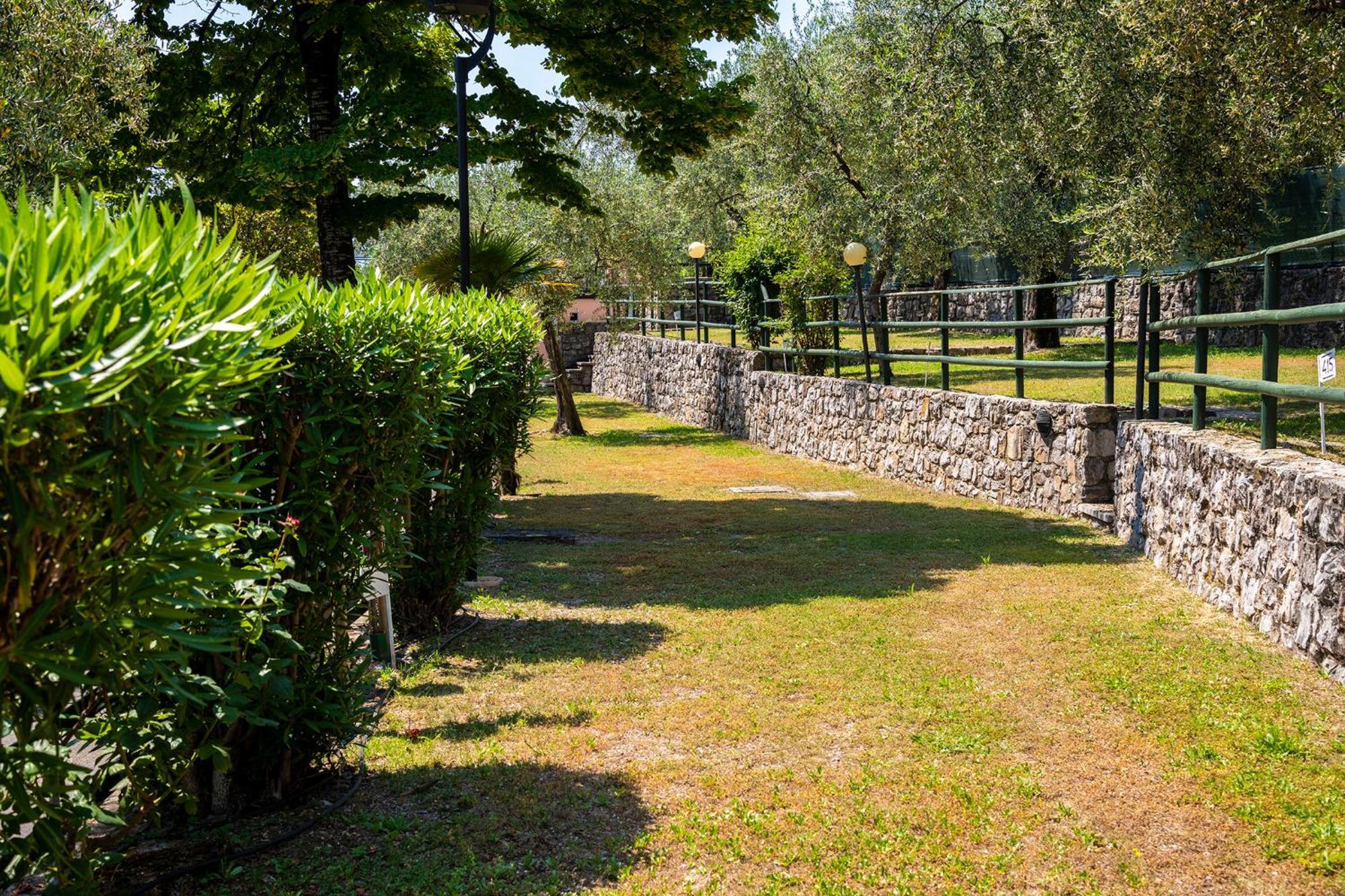 Camping Park Garda リモーネ・スル・ガルダ エクステリア 写真